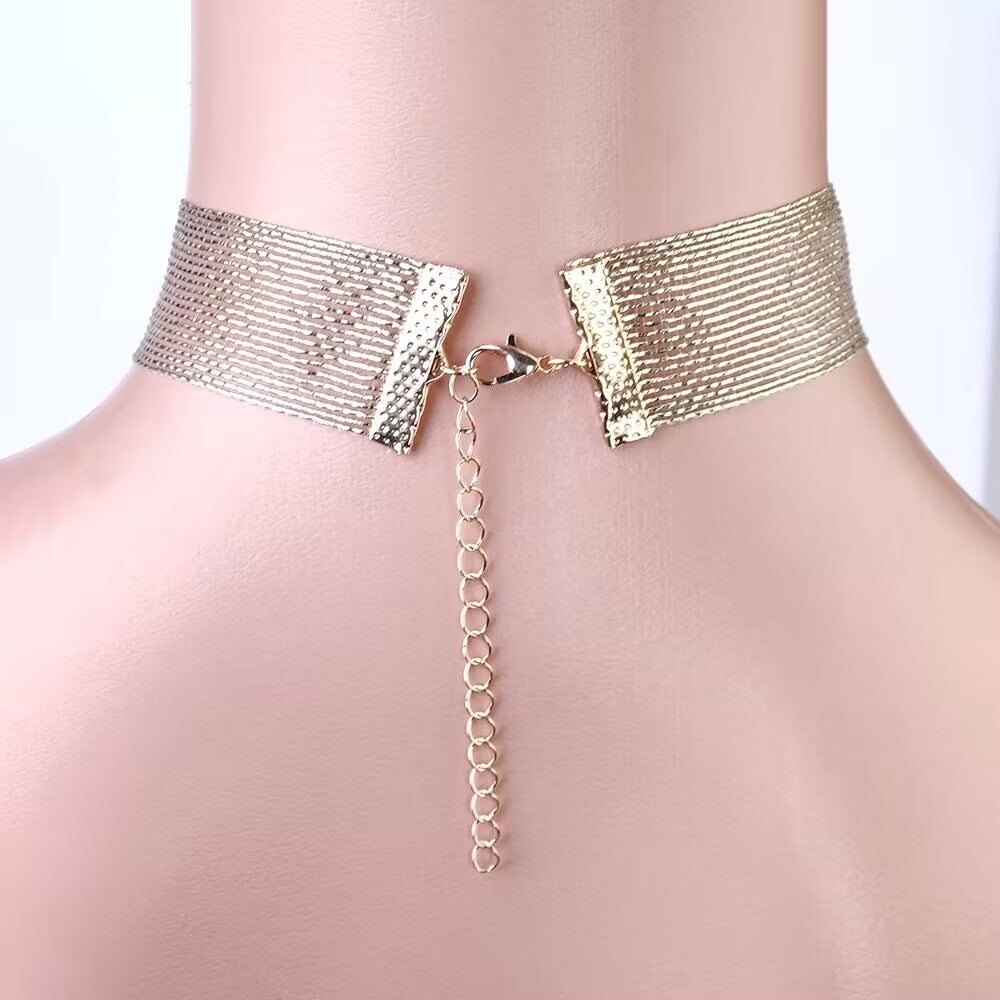 Back view of the choker closure featuring a metallic lobster clasp and an adjustable extension chain for neck sizing.