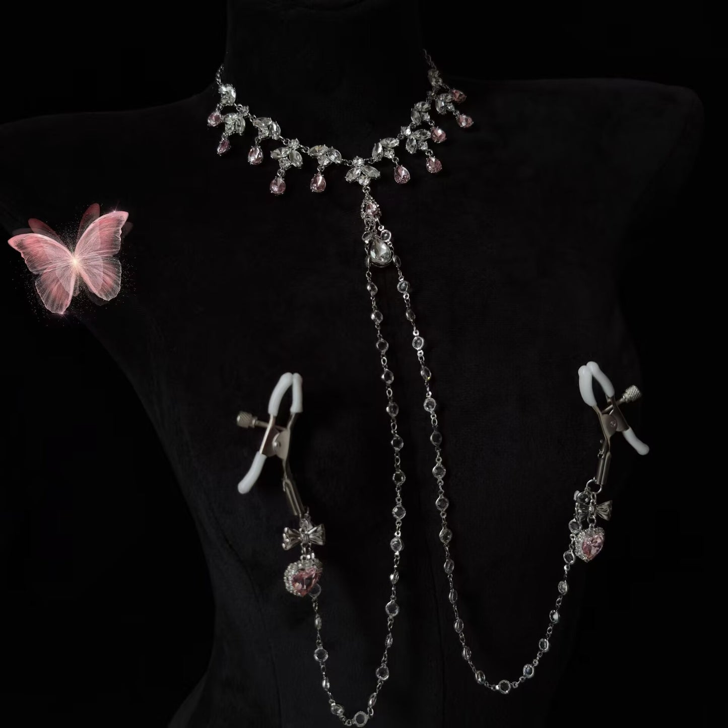 Non pierced body chain set equipped with adjustable metal screw nipple clamps and pink hearts.